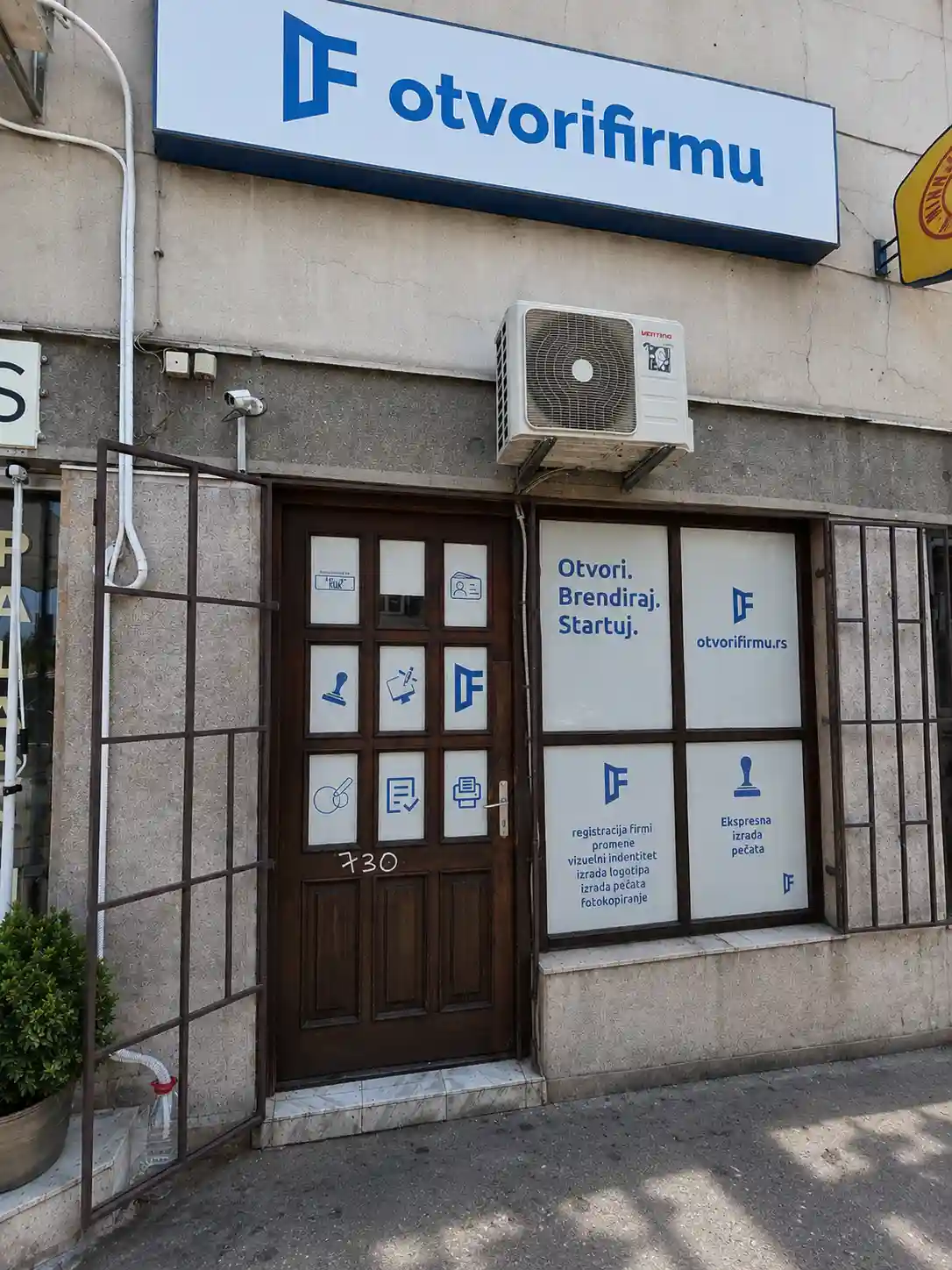 Spoljašnji izgled lokala Otvori Firmu u Pop Lukinoj 15 u Beogradu.